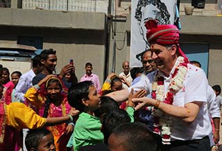 <strong>Nova Délhi, Índia – 3 de outubro de 2015</strong>. O Reitor-Mor, P. Ángel Fernández Artime, no último dia de visita à Índia reuniu-se também com os jovens que frequentam a obra salesiana ‘Don Bosco Ashalayam’ para meninos de rua.
