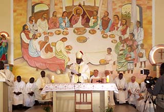 <strong>Atede Gulu, Ouganda – septembre 2015</strong>. La présence salésienne à Atede Gulu, au Nord de l’Ouganda, a été officiellement élevée à paroisse, au mois de septembre, par  Mgr. Sabino Ocan Odoki, évêque du diocèse d’Arua qui a déclaré l’église  des Sts Pierre et Paul la 26e paroisse de l’archidiocèse de Gulu et le P. Thomas Oloya, SDB, le premier curé.

