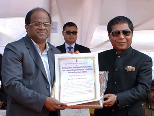 Tura, Indie – 26 stycznia 2015 – W dniu 26 stycznia rząd stanu Meghalaya nagrodził „Don Bosco College” w Tura, z inspektorii Guwahati, przyznając mu nagrodę “Mission Green Award” za kampanię, której celem jest utrzymanie czystego i zielonego środowiska. Nagrodę wręczył premier stanu Meghalaya –Mukul M. Sangma na ręce ks. P.D. Johny’ego, odpowiedzialnego za „Don Bosco College”.