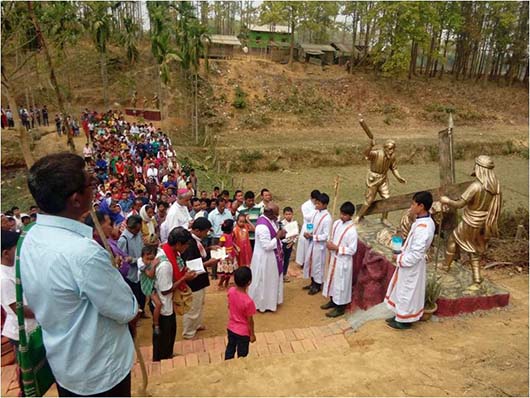 Guwahati, Inde  - 11 mars 2016  - Le 11 mars , le P. Thomas Vattathara, Provincial de Guwahati (ING), a béni les 14 nouvelles stations du Chemin de Croix  réalisées au Sanctuaire de Don Bosco  de Gajapara. Des milliers de fidèles ont participé à la cérémonie.