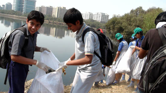 Mumbai, India – 25 January 2012 – Over 300 people including students and staff from  20 schools in  Mumbai took part in an  ecological initiative “Meet the Mithi” held on  25 January in the  “Maharashtra” Nature Park.  Promoted by  “GreenLine”, a Salesian environmental  forum, the aim was to make the new generations aware of environmental issues. Fr Savio Silveira SDB the Director of  GreenLine, opened the morning speaking about the  contaminated state of the river  Mithi and what might be the responsibilites of the citizens of  Mumbai. After watching a documentary film the young people were invited to tell their families about it. The day ended with some clean-up operations  by the students armed with brushes and gloves clearing rubbish from part of the banks  of the river Mithi.