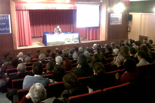 Madrid, Spagna � 17 novembre 2012 � Il 17 novembre l�Ispettoria di Madrid in preparazione al Bicentenario della nascita di Don Bosco, ha organizzato una giornata di formazione sulla pedagogia di Don Bosco. 150 i partecipanti tra salesiani, cooperatori, animatori e altri membri della Famiglia Salesiana . Don Jos� J. G�mez Palacios, dell�Ispettoria di Valencia, ha animato l�incontro proponendo i temi: �Educare in famiglia con lo stile salesiano� e �Chiamati ad essere guide e maestri dei giovani�.