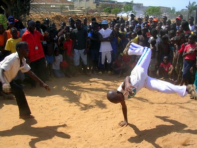 Luanda, Repubblica Angola – dicembre 2005 – Alcuni giovani della parrocchia salesiana Mabubas nel municipio Zambisanga durante la “capoeira”.