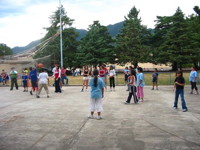 Piedimonte Matese (Caserta), Italia  14 novembre 2004  Giovani giocano a pallavolo nelloratorio salesiano di Piedimonte Matese.