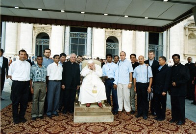 Città del Vaticano – 15 settembre 2004 – Papa Giovanni Paolo II insieme ai nuovi missionari salesiani che prenderanno parte alla 134ma spedizione missionaria.