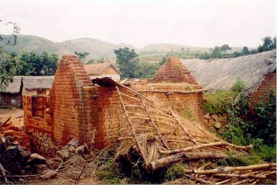 Bemaneviki, Madagascar - 22 marzo 2004 - Gli ingenti danni provocati dal ciclone Gafilo alla missione salesiana.