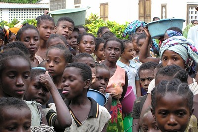 Bemaneviky, Madagascar  20 marzo 2004 - Persone chiedono aiuto alla missione.