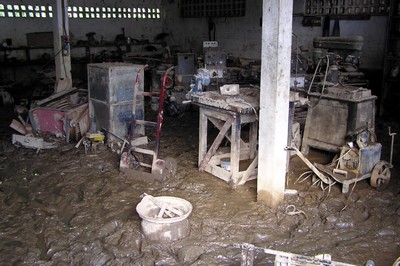 Bemaneviky, Madagascar  23 marzo 2004 - Il laboratorio di meccanica pieno di fango.