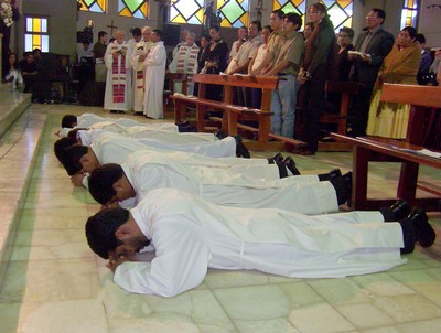 Cochabamba, Bolivia  aprile 2004  6 salesiani si prostrano per ricevere il diaconato dallarcivescovo di Cochabamba mons. Tito Solari SDB.