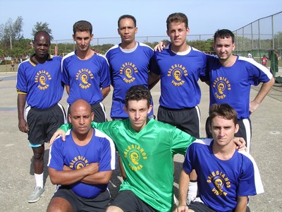 Vibora-Habana, Cuba  26 giugno 2004  La squadra di calcio della Parroquia Don Bosco Vibora vincitrice del torneo diocesano.