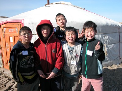 Ulaanbaatar, Mongolia  23 aprile 2004  Piccolo gruppo dei ragazzi della strada del Centro Don Bosco davanti ad un gher una casa tipica mongola.