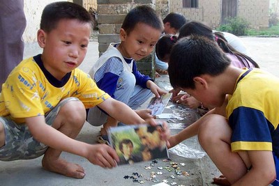 Shaoguan, Cina - agosto 2004 - Bambini di Shouguan (la vecchia Shiu Chow), dove  i Santi mons. Luigi Versiglia e don Callisto Caravario hanno prestato la loro opera.