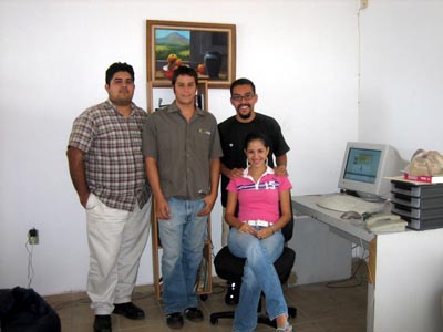 Colima, Messico – 25 febbraio 2006 – Il coordinatore del sito Internet www.cispaj.org dell’ispettoria del Messico Guadalajara (MEG), don Juan Carlos Quirarte (il primo a destra della foto) insieme ai suoi collaboratori.