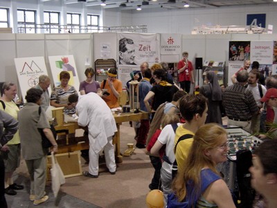 Berlino, Germania – 30 maggio 2003 - Lo stand allestito dai salesiani all’incontro ecumenico di Berlino visitato da moltissimi partecipanti al convegno.