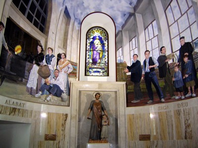 Alcoi, Spagna  31 ottobre 2003  Il nuovo affresco sopra allaltare di San Jos nel Santuario di Maria Ausiliatrice inaugurato lo scorso 31 ottobre alla presenza di autorit civili e religiose.