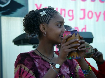 Addis Abeba, Etiopia  26 ottobre 2003  Una ragazza del gruppo di giovani che ha animato lo spettacolo in onore del Rettor Maggiore durante il Salesian Youth Festival.