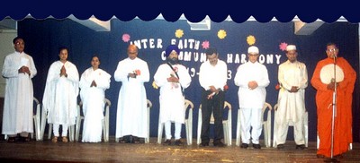 Mumbai, India – 6 marzo 2003 – Rappresentanti dei gruppi religiosi intervenuti all’incontro per il “Dialogo Religioso” svoltosi nella parrocchia salesiana San Domenico Savio.