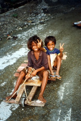 Fatumaca, Timor Est  giugno 2003  Due bambini in una qualsiasi periferia di una qualsiasi citt del mondo (anche se questa  Fatumaca): sono troppe le situazioni di questo genere.