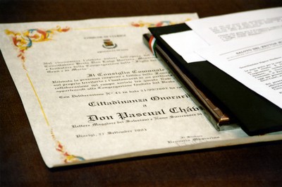 Viarigi, Italia – 27 settembre 2003 – L’attestato di cittadino onorario di Viarigi consegnato al Rettor Maggiore.