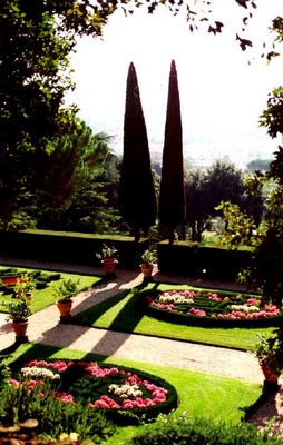 Jardines de de la residencia papal de Castelgandolfo, cipreses.