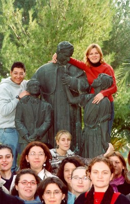 Jóvenes en la estatua de Don Bosco en la Pisana.