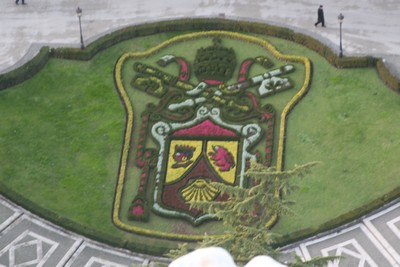 Escudo del Papa Benedicto XVI, en los Jardines Vaticanos.