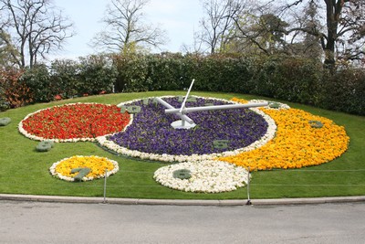Reloj con flores en los jardines que están al lado del Lago Leman, Ginebra