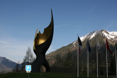 Monumento en la frontera entre Francia e Italia en Chamonis
