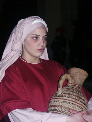 Personaje vestida de romana de la procesión de Semana Santa de Gualdo Todino