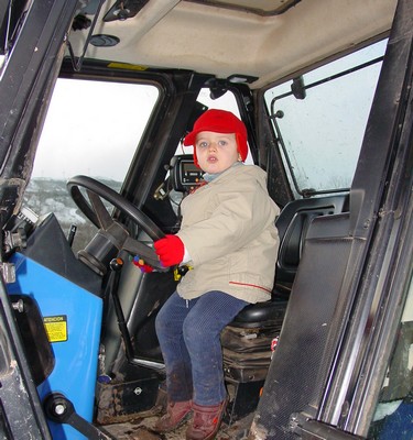 De pequeño se aprende todo.... has a guiar el tractor.