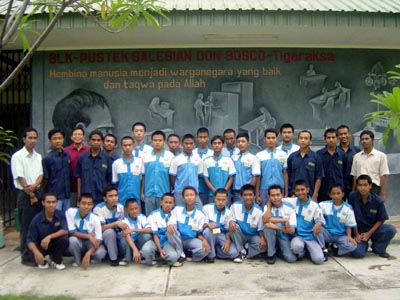 Tigaraksa, Indonesia  marzo 2006  Gruppo di 32 studenti che frequentano la Scuola Tecnica Salesiana per meccanici ed elettricisti.