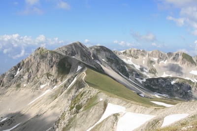 Panorámica de alta montaña, desde cerca del Gran Sasso, Italia.
