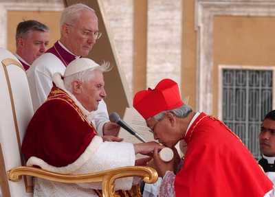 Vaticano - 24 marzo 2006 – Benedetto XVI e il Cardinale Zen durante la solenne celebrazione.
