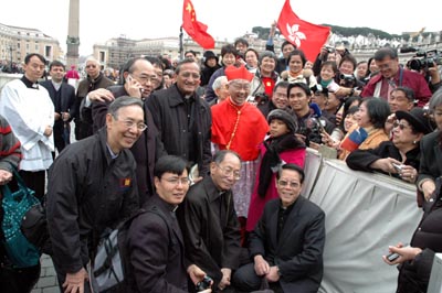Vaticano - 25 marzo 2006 - Il Rettor Maggiore e il Cardinale Zen in Piazza San Pietro insieme ai fedeli festanti.
