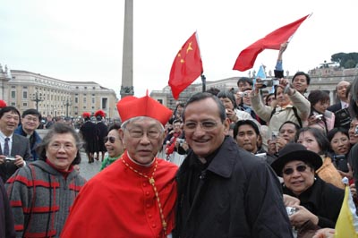 Vaticano - 25 marzo 2006  Il Rettor Maggiore e il Cardinale Zen in Piazza San Pietro