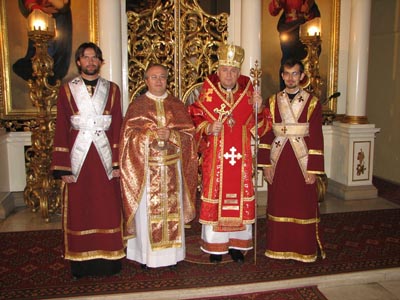 Presov, Slovacchia - 14 settembre 2007 - Mons.Jan Babjak, SJ, vescovo di Presov, don Stefan Turansky, Ispettore dei Salesiani della Slovacchia (SLK), e i due giovani chierici salesiani appena diventati suddiaconi.