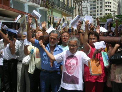 Recife, Brasile  13 aprile 2006  Migliaia di Fedeli hanno partecipato alla Via Crucis organizzata dai salesiani di Recife.
