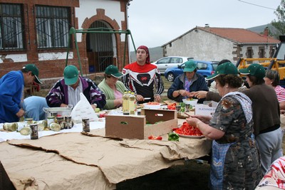 Vecinos preparando la comida de la fiesta de Valberzoso de 25 de agosto de 2007