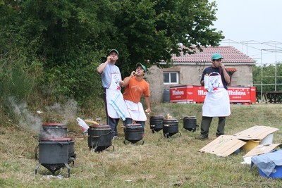 Preparando la comida de la fiesta de Valberzoso de 25 de agosto de 2007, patatas con carne a la "olla ferroviaria".