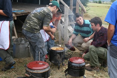 Fiesta de Valberzoso: jóvenes cocinando las "ollas a la ferroviaria", el 25 de agosto de 2007.