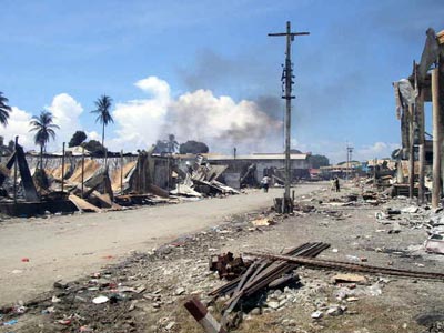 Honiara, Isole Salomone  21 aprile 2006  I danni causati dai disordini scoppiati nel quartiere cinese in seguito alle elezioni del nuovo Primo Ministro.