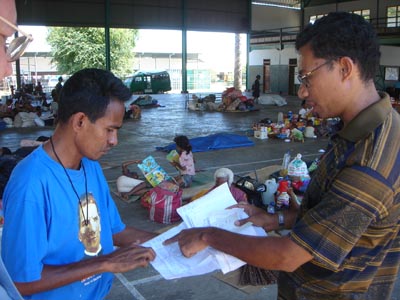 Dili, Timor Est  3 maggio 2006  Il coadiutore Adriano De Jesus e don Justiniano De Sousa coordinano lassistenza dei rifugiati in seguito ai disordini dovuti ai contrasti tra le forze armate e soldati dimessi dal governo.
