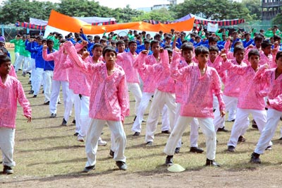 Chennai, India  settembre 2007 - 400 allievi della St. Bede`s Higher Secondary School durante la danza aerobica in occasione del centenario del giorno dello sport. 
