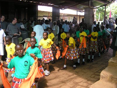 Makuyu, Kenya  13 maggio 2006  Giovani danzano in occasione dei festeggiamenti per 18 ordinazioni diaconali e una presbiterale avvenute per la prima volta nella missione salesiana di Makuyu.
