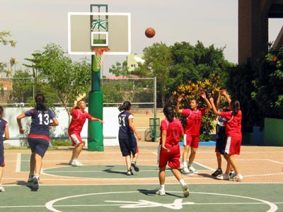 Guadalajara, Messico  maggio 2006  Partita di basket durante i Giochi Intersalesiani dellispettoria di Guadalajara, svolti presso il Colegio Anahuac Revolucin, dal 4 al 7 maggio.