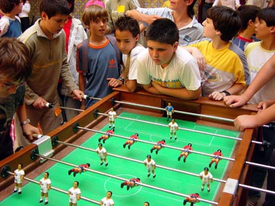 Valencia, Spagna  maggio 2006  Alunni dei collegi San Juan Bosco e San Antonio Abad, durante liniziativa denominata Venerd alternativo, giocano a "calcio balilla".