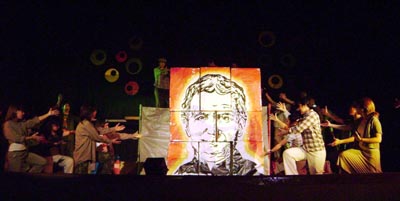 Tucumán, Argentina – 30 settembre 2007 – Una scena del musical “Don Bosco” durante la “prima” al teatro del collegio “María Auxiliadora” davanti a oltre 700 spettatori.
