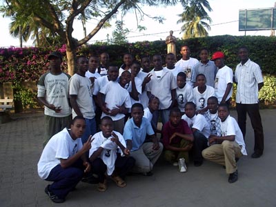 Maputo, Mozambico - ottobre 2007 - Gruppo di giovani.