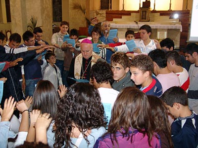 Vietri sul Mare, Italia - 19 ottobre 2007 - Mons. Orazio Soricelli, arcivescovo di Amalfi Cava dei Tirreni, insieme ai giovani durante la visita pastorale all`opera salesiana di Vietri Sul Mare dell`Ispettoria Italia Meridionale (IME). 
