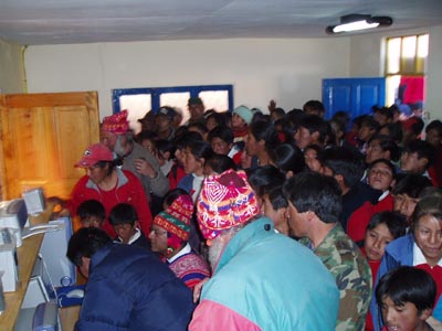 Bolivia - maggio 2006 - Don Alencherry, inaugura il centro di connessione Internet, della parrocchia della missione di Kami.